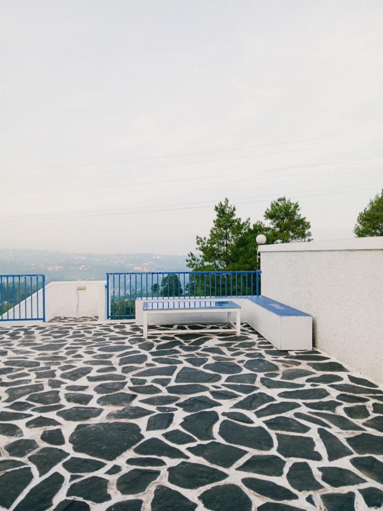 Villa Blue Door, Puncak Pondok Cipaseban Exterior photo