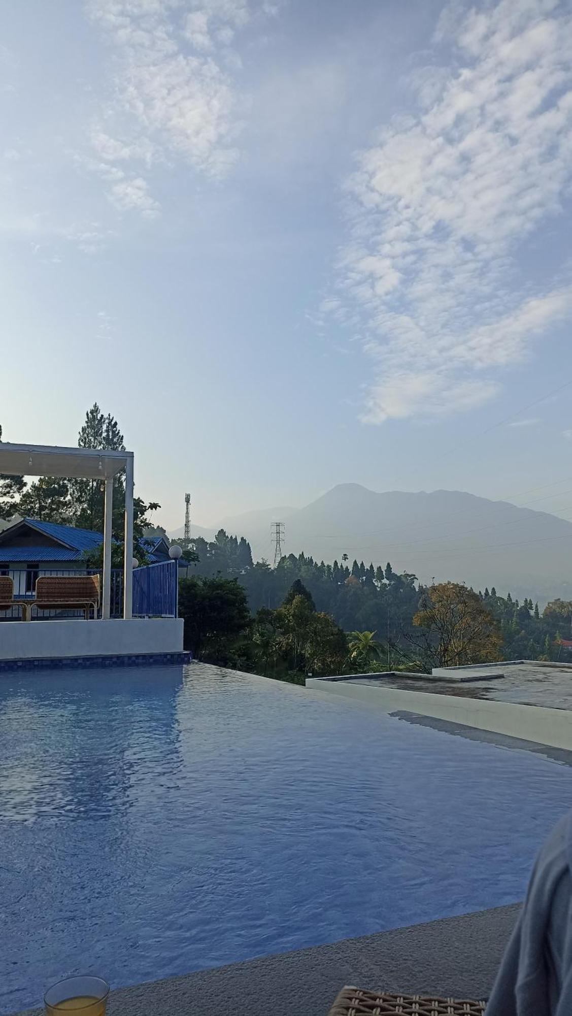 Villa Blue Door, Puncak Pondok Cipaseban Exterior photo