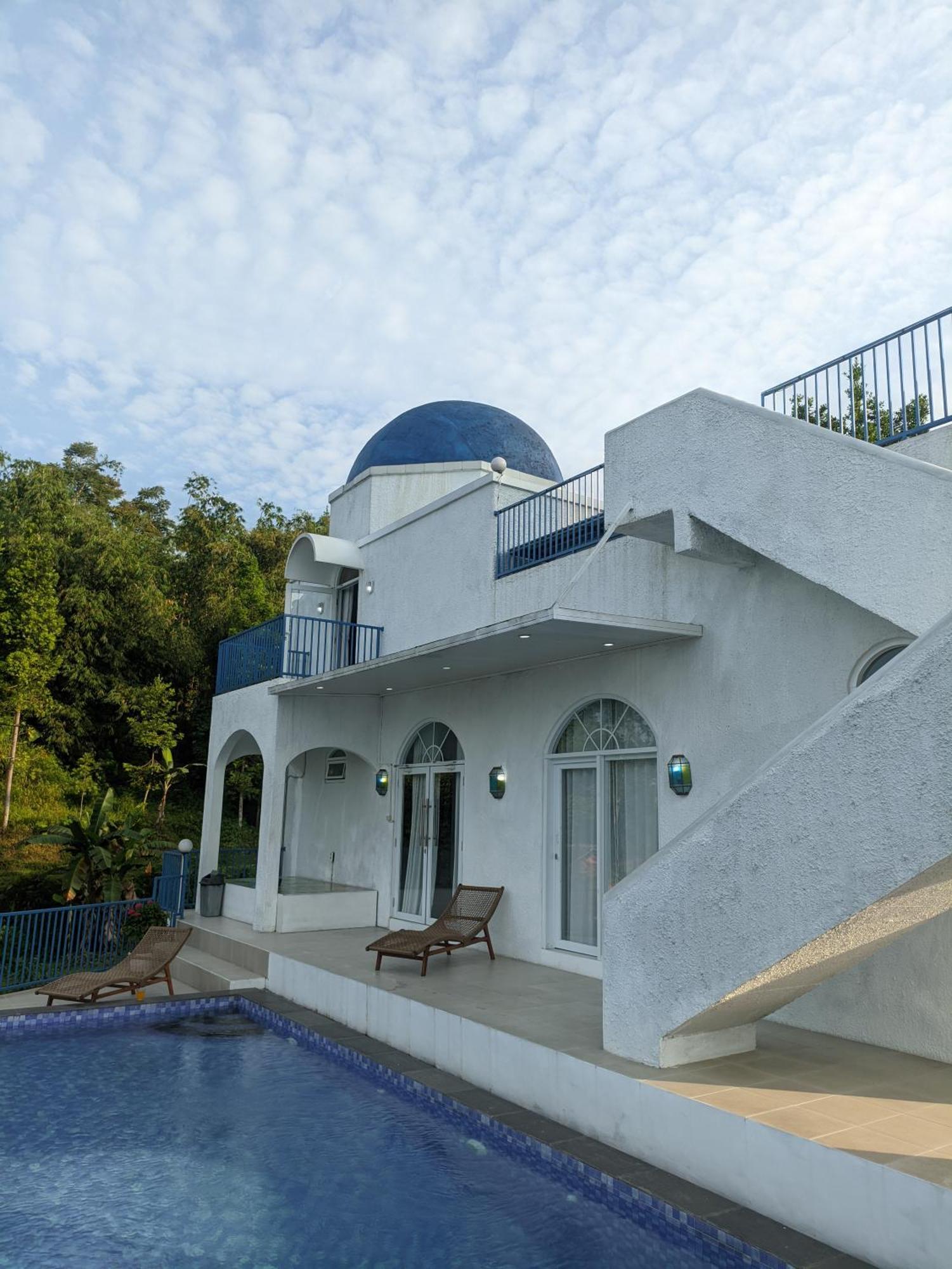 Villa Blue Door, Puncak Pondok Cipaseban Exterior photo